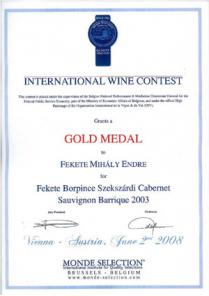 A Fekete Borpince egyik díjnyertes bora, a 2003-mas Cabernet Sauvignon Barriqe. pincészet, olaszrizling, bikavér, cabernet sauvignon, borászat, pince, borok, Szekszárd, merlot, chardonnay, borvidék, borpince